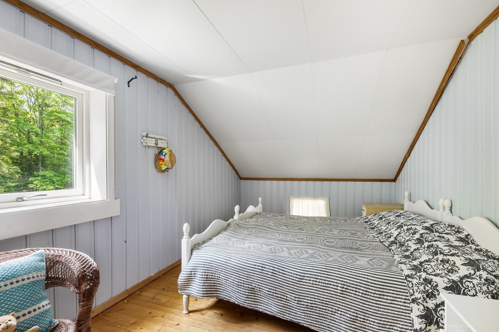 Hovedsoverommet har god plass til dobbeltseng med tilhørende nattbord. Galleribilde