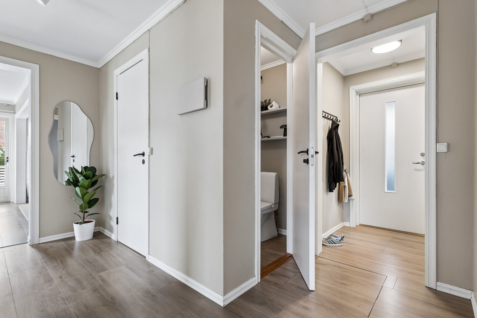Gangen gir tilgang til soverom, bod, bad og det separate toalettrommet. Galleribilde