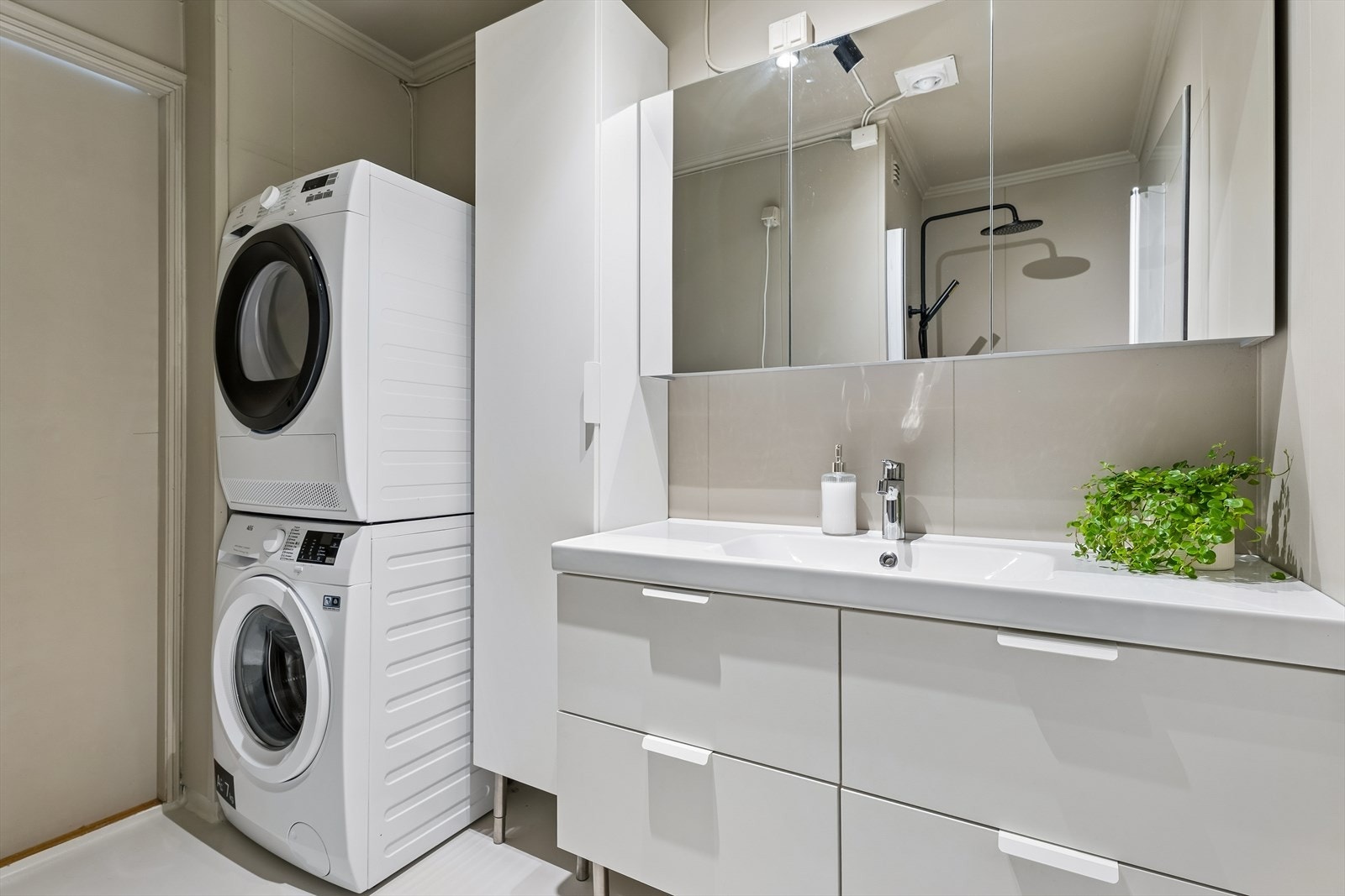 Badet fungerer også som vaskerom, med praktisk opplegg for vaskemaskin i søyle. Galleribilde