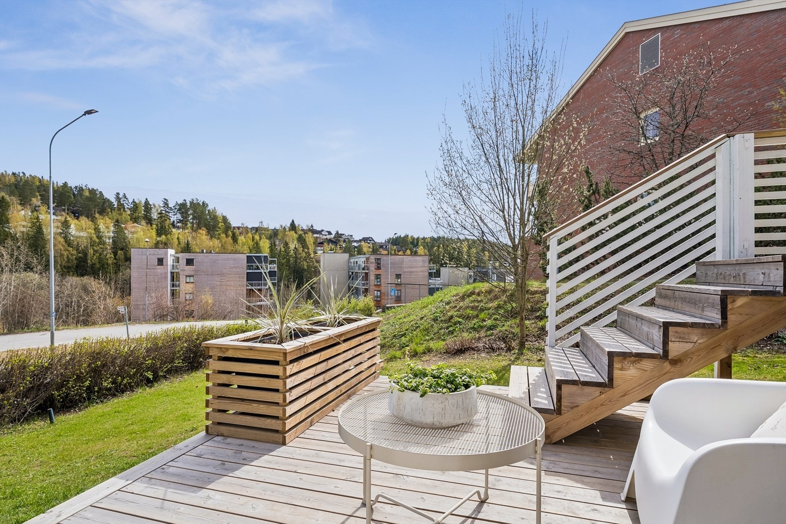 Uteområdet strekker seg over to nivåer med et samlet terrasseareal på 31 m². Galleribilde
