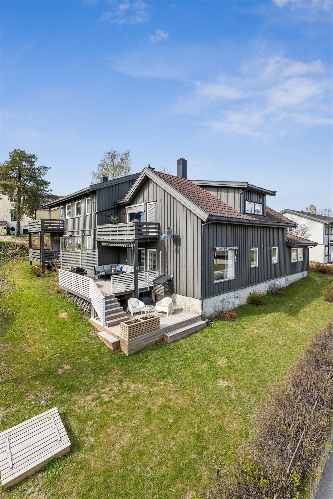 Byggets fasade har tømmermannskledning og ble beiset i 2021. Galleribilde