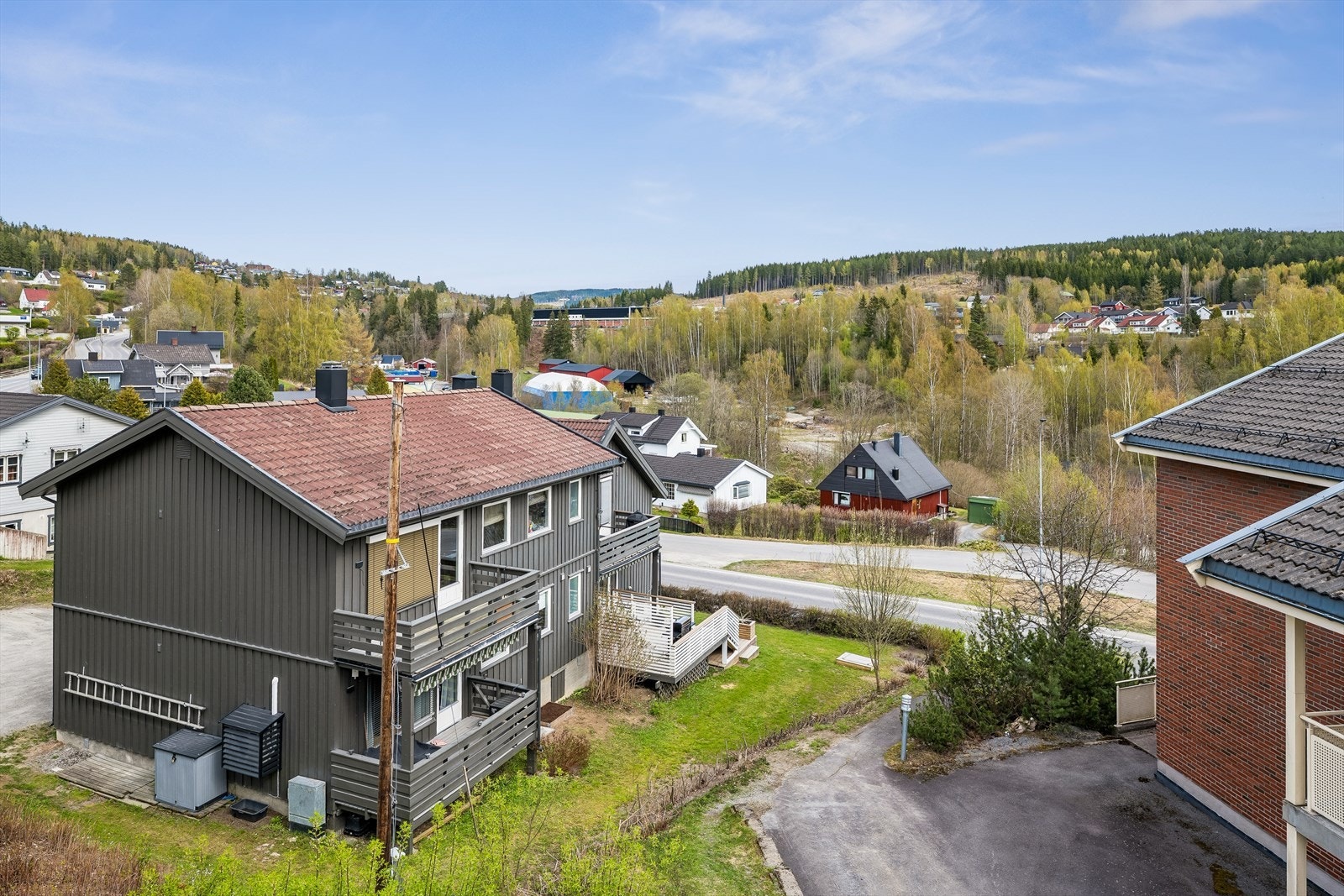 Med en sentral, men tilbaketrukket beliggenhet, er det gangavstand til Moelv stasjon, butikker og turområder langs Mjøsa. Galleribilde