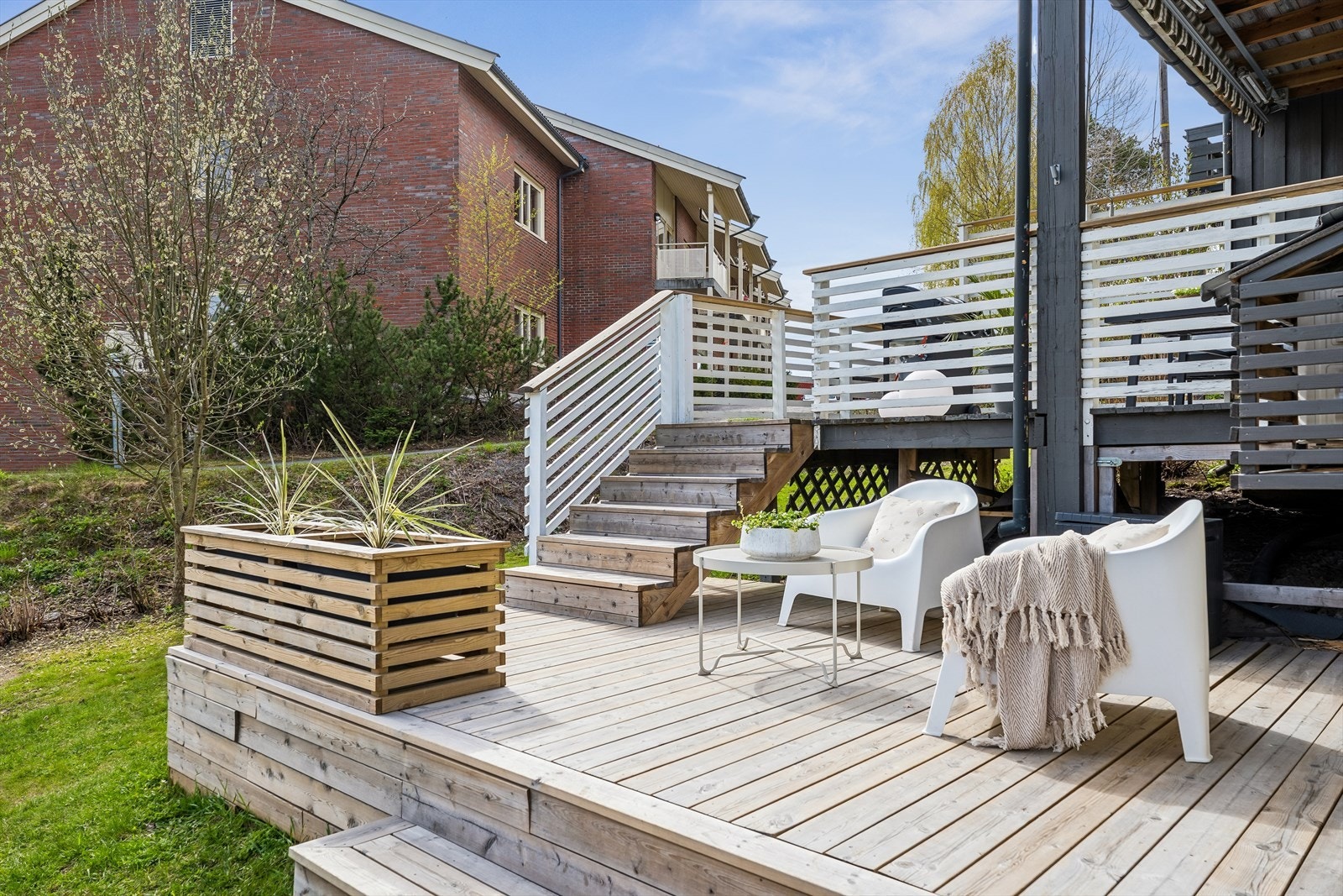 En trapp forbinder den øvre terrassen med en ny markterrasse, oppført i 2024. Galleribilde