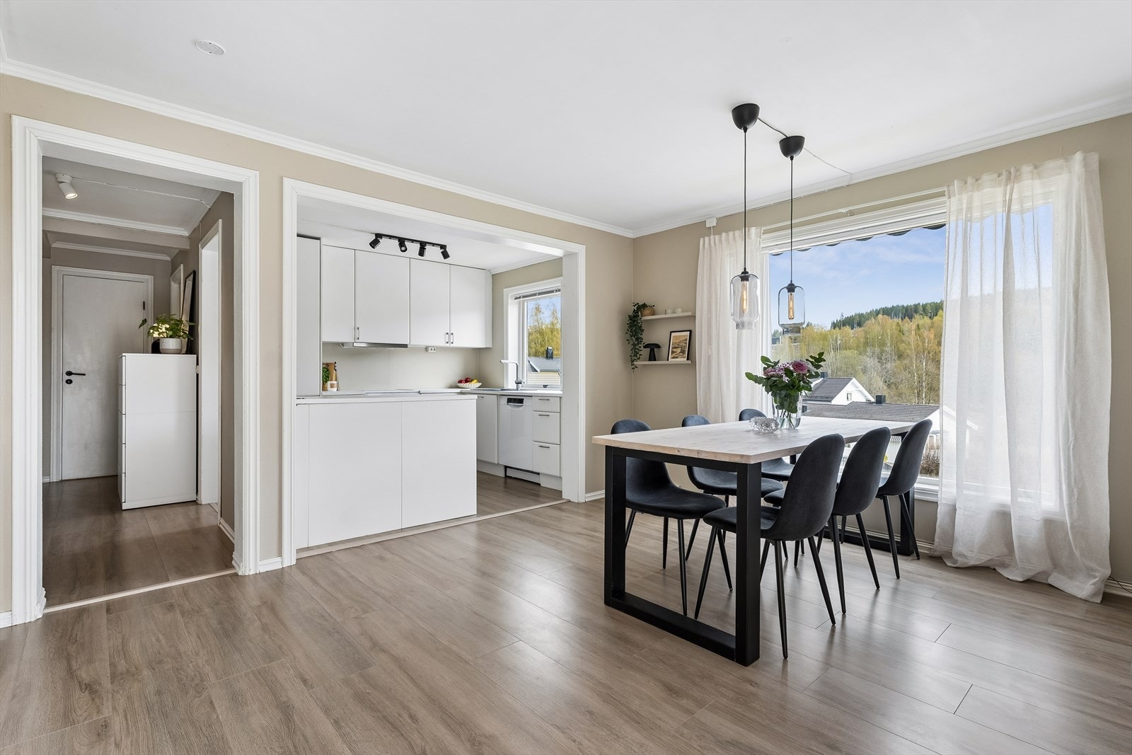 Stuen har god plass til både spisebord og sofagruppe. Galleribilde