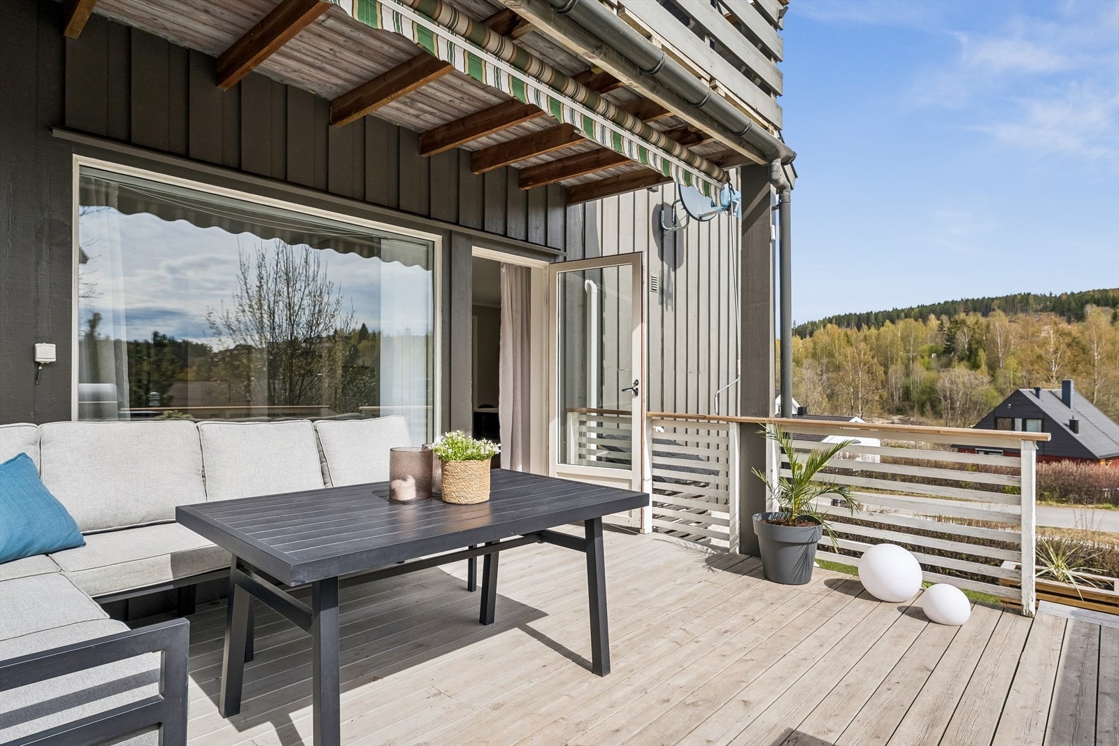 Fra stuen er det utgang til en sydøstvendt og delvis overbygget terrasse. Her er det god plass til en sittegruppe. Galleribilde