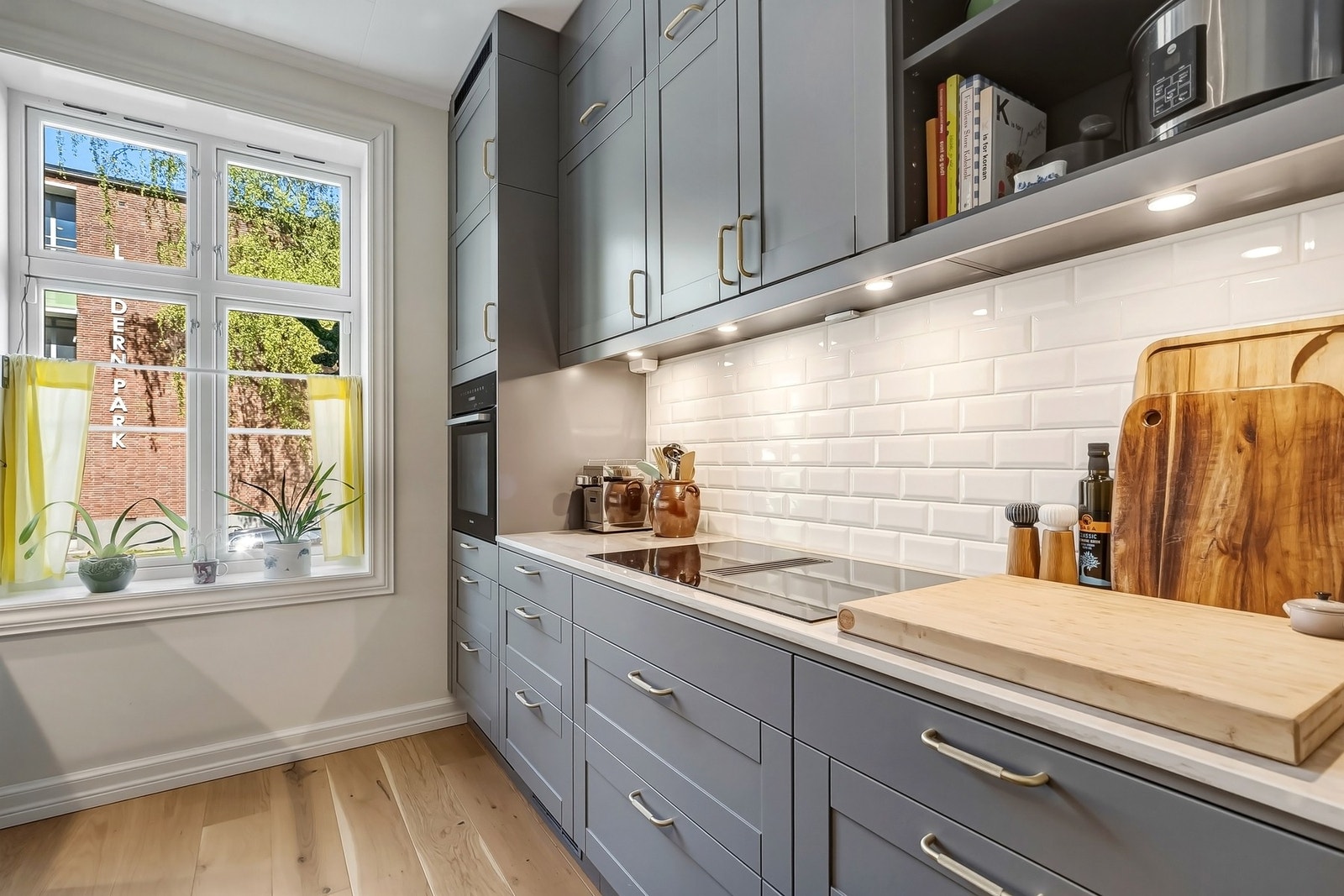 Kjøkkenet har en stilren Epoq-innredning fra 2023 med eksklusiv benkeplate i Dekton fra Nerostein. Her er det rikelig med både skap- og benkeplass. Galleribilde