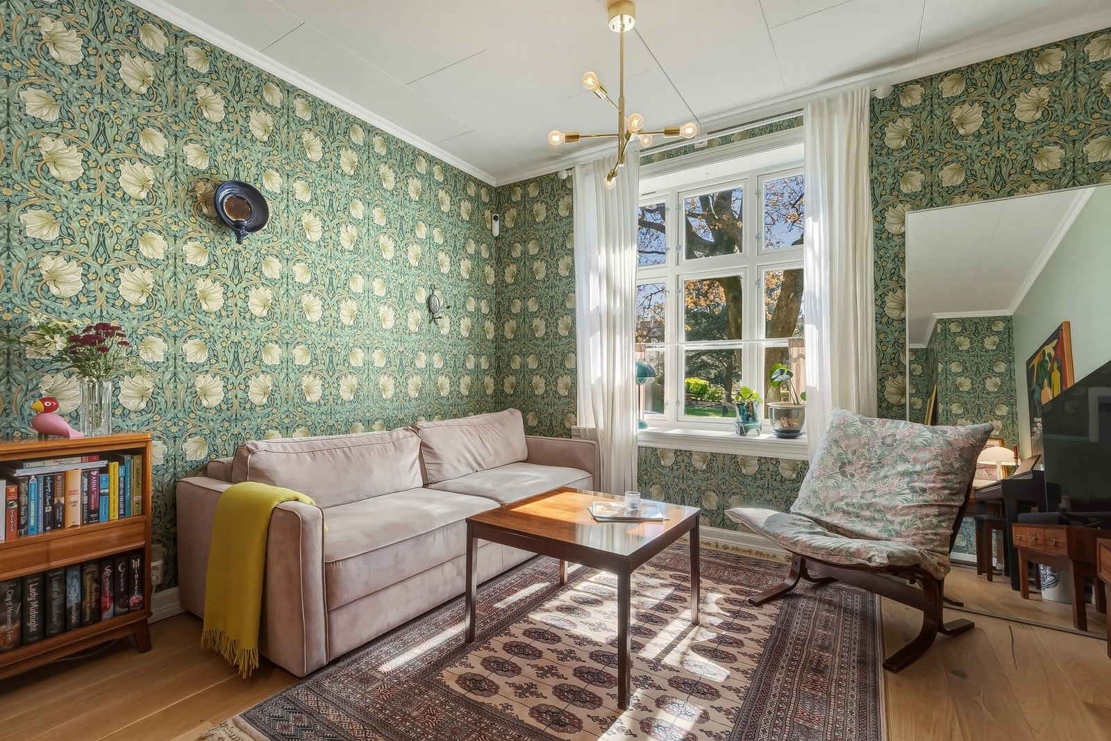 Romslig og svært lys stue med ca. 2,7 meter himlingshøyde. Galleribilde