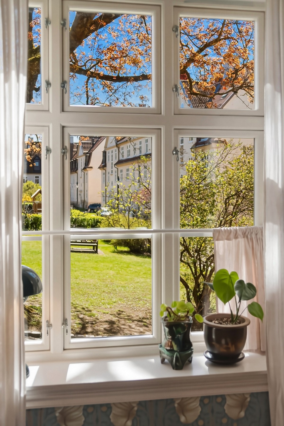 Ekstra store vinduer og sydvendt beliggenhet sikrer rikelig med sollys og et nydelig utsyn mot bakgården. Galleribilde