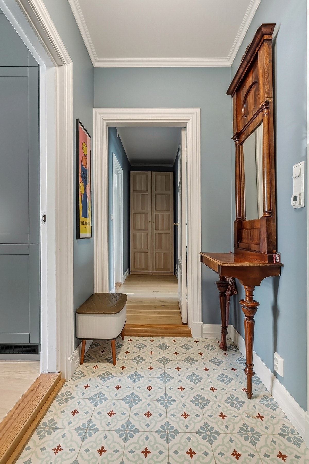 Ekstra lagring i gangen, foran entréen. Boligen disponerer også en kjellerbod på ca. 7 m². Galleribilde