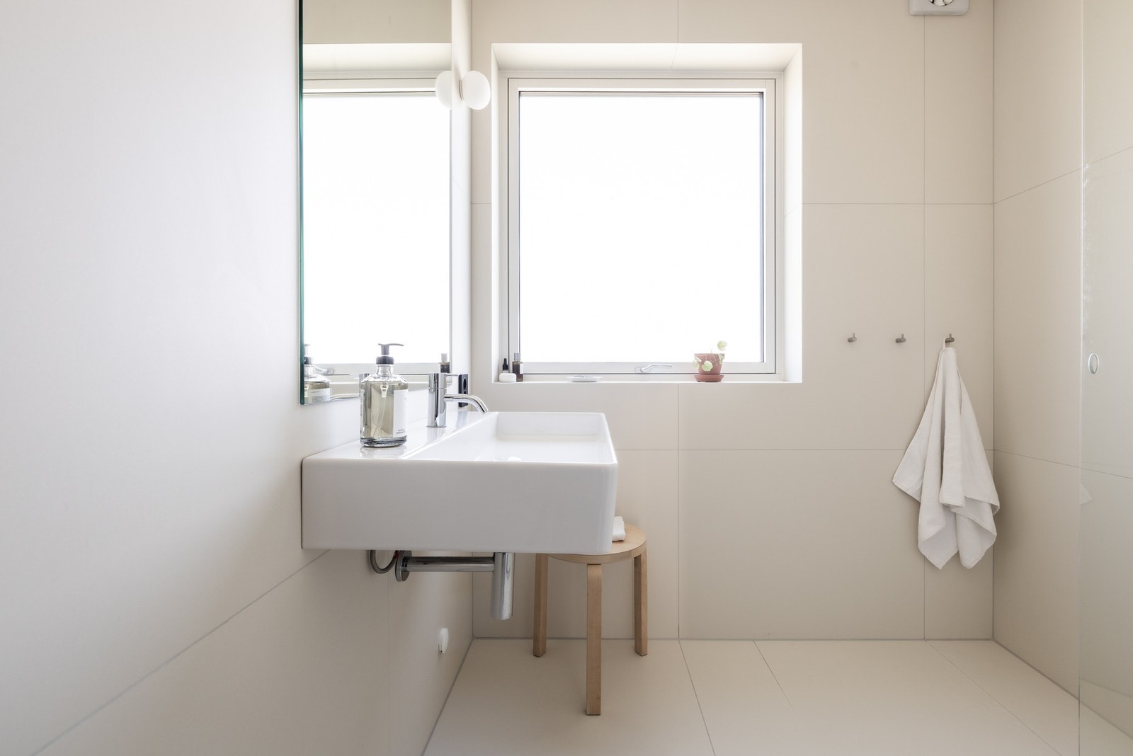 Badet er meget gjennomført og tidløst med høykvalitetsarmatur fra Vola Galleribilde