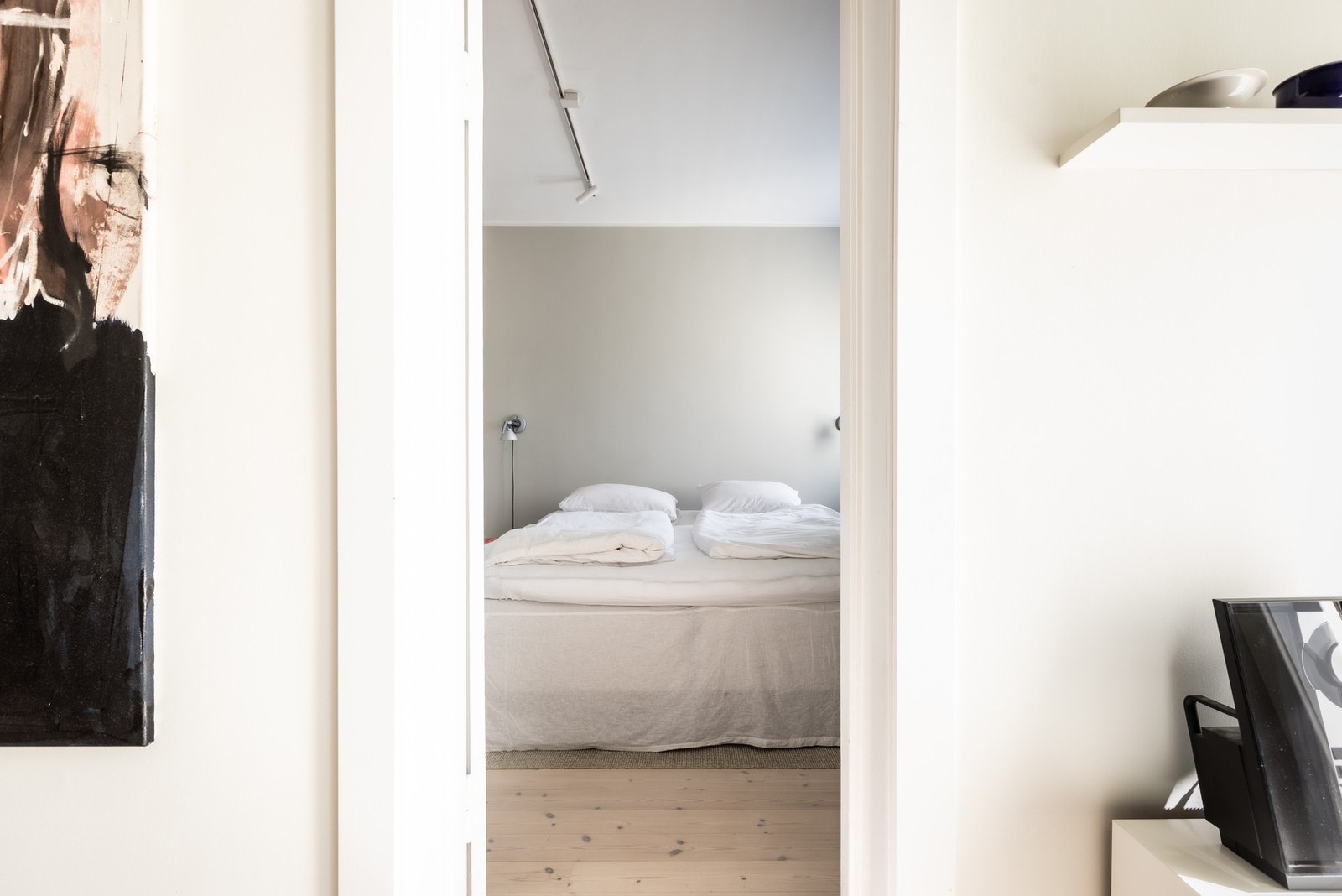 Fra stuen ledes man inn til soverommet Galleribilde