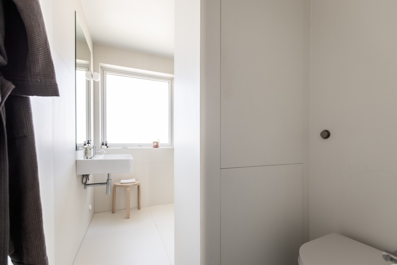 Lekkert baderom fra 2024 med naturlig lysinnslipp fra morgensolen.
Her er det også skjult oppbevaringsskap bak WC. Galleribilde