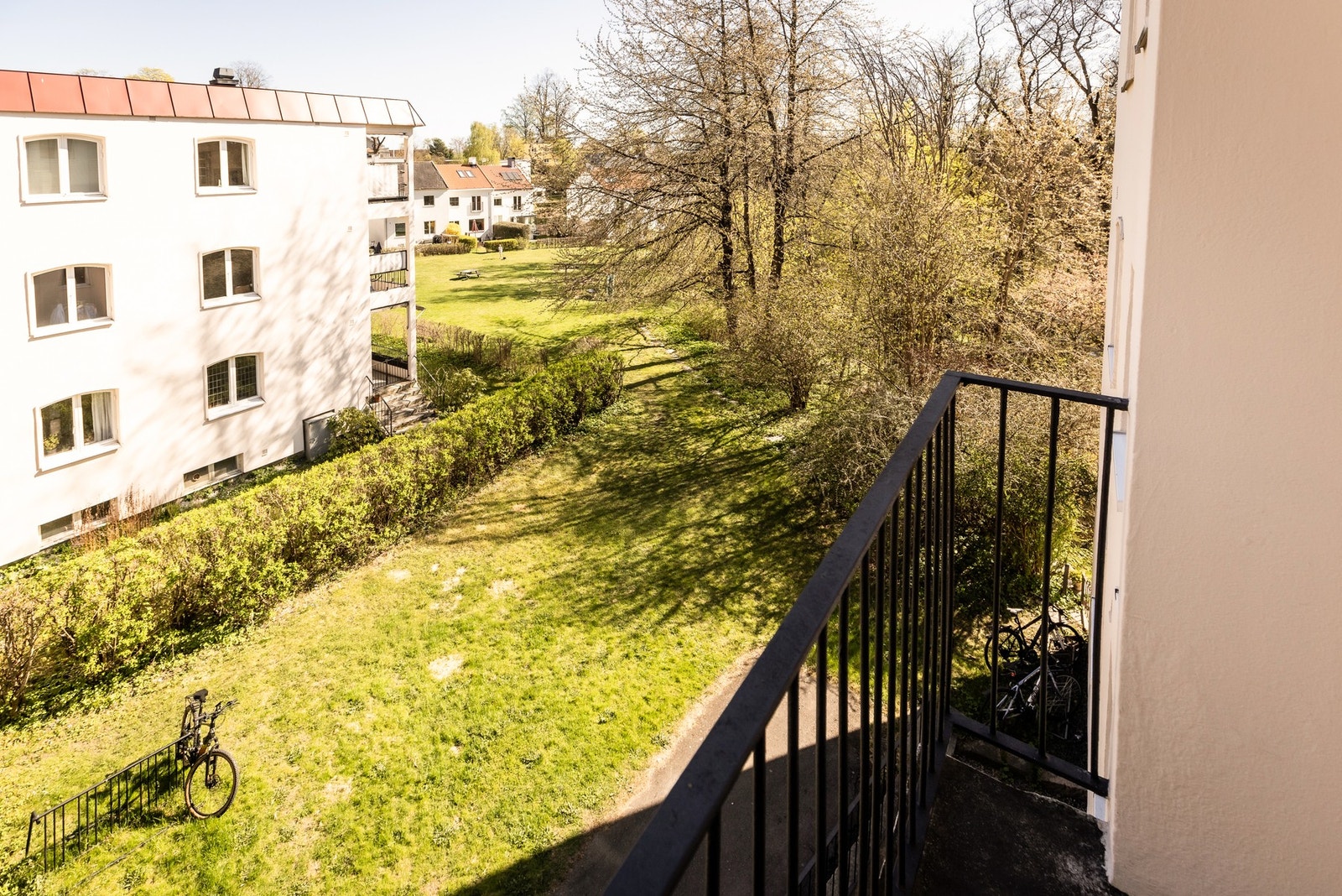 Tilgang til denne felles balkongen fra trapperommet, her titter morgensolen inn. Galleribilde