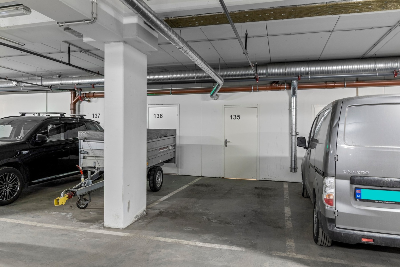 Garasjeplass med bod i fremkant Galleribilde