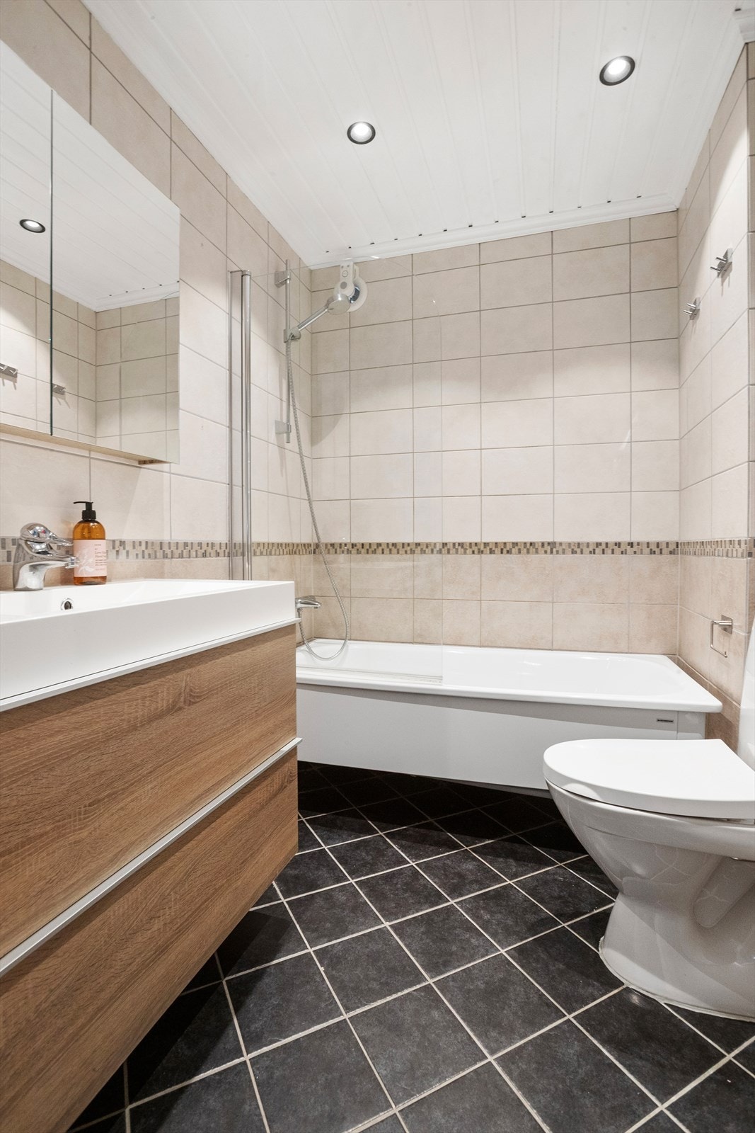 Familiebadet er fra 2009 og utstyrt med badekar og gulvvarme. Galleribilde