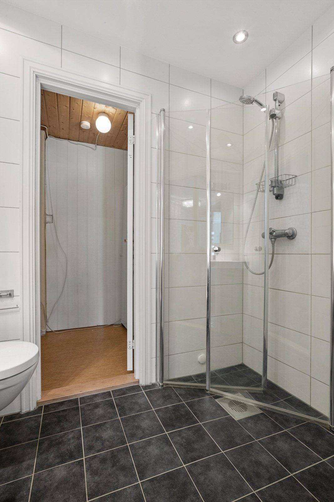 Dusjhjørne med innfellbare glassdører og downlights i taket. Galleribilde