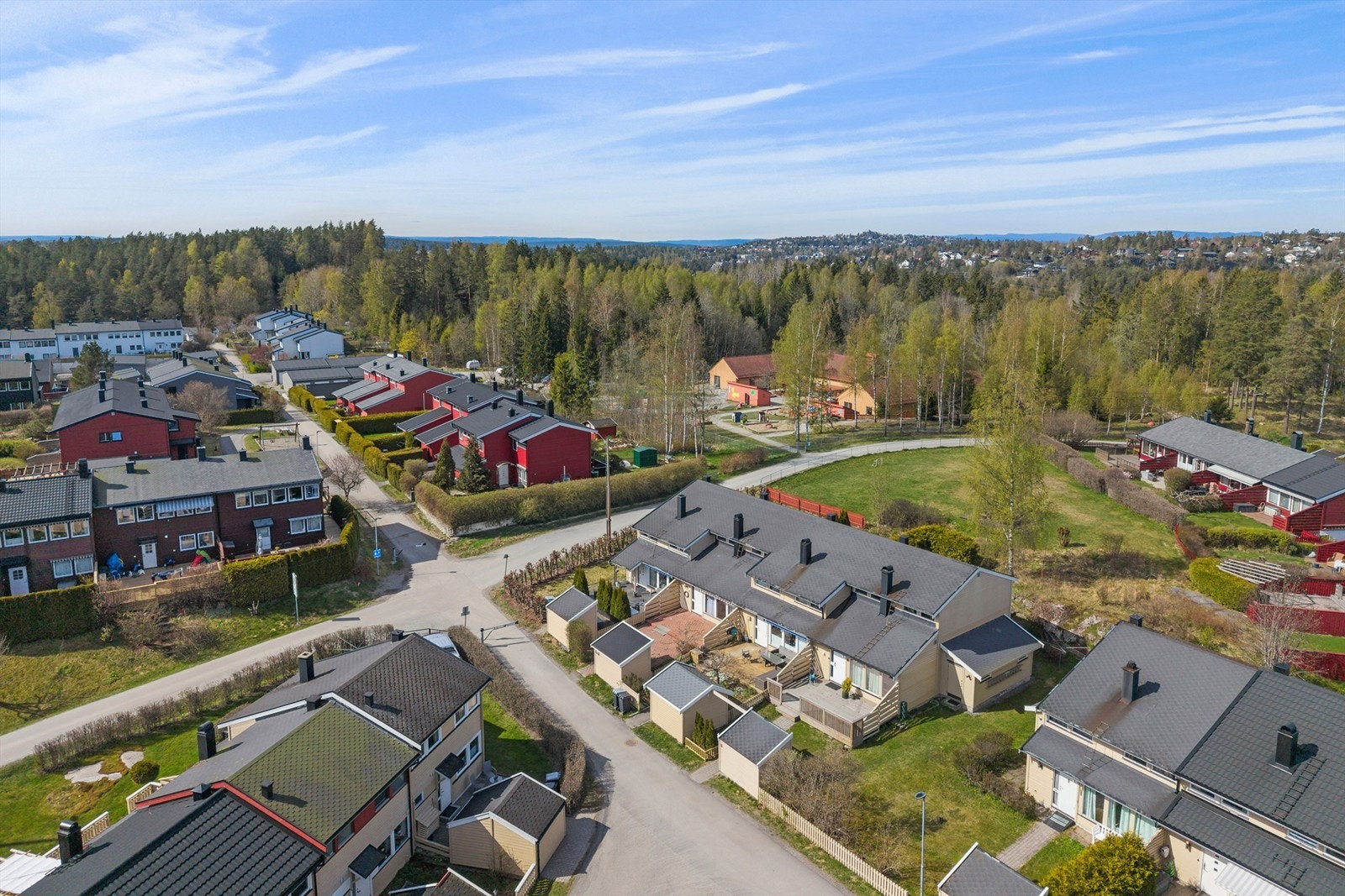 Fra området er det også kort vei til Vevelstadåsen barneskole med SFO og Haugjordet ungdomsskole. Galleribilde