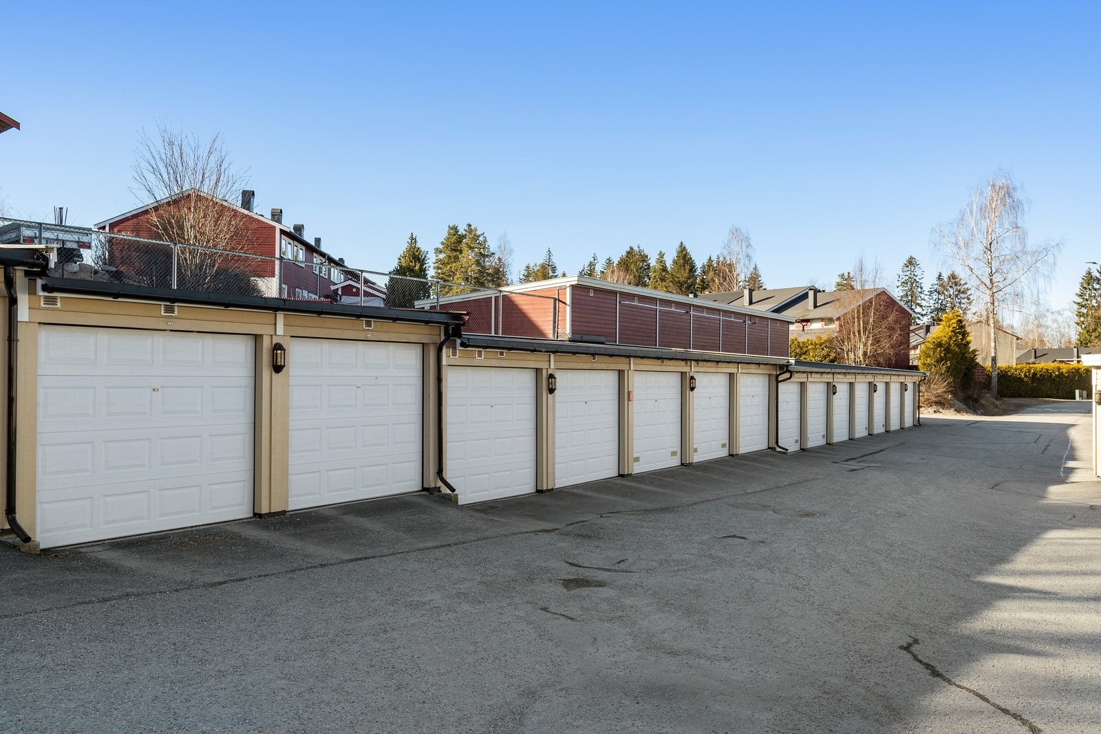 Boligen disponerer garasjeplass i fellesrekke, med elbillader. Galleribilde