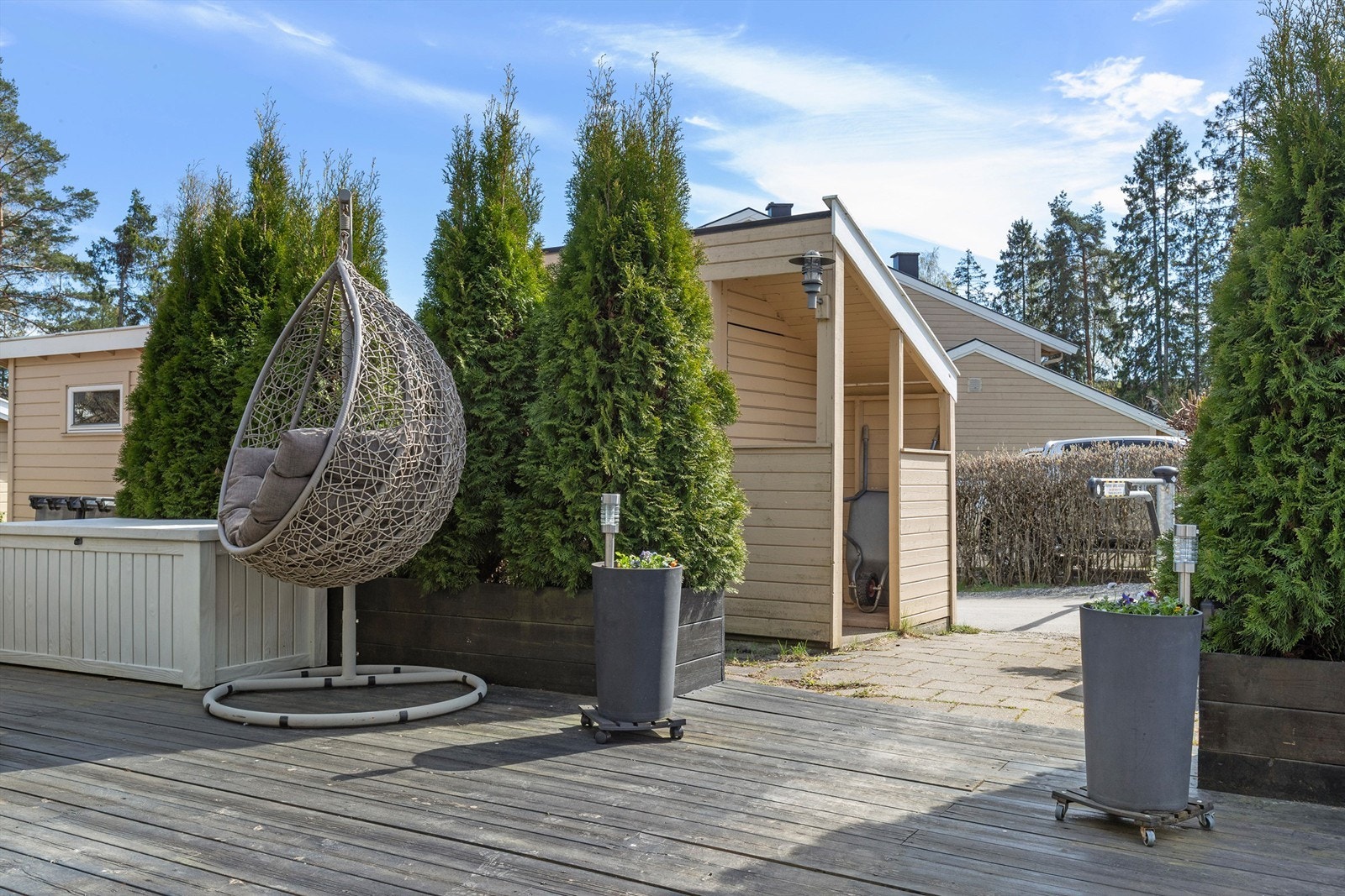 I tilknytning til inngangspartiet er det en frittstående, uisolert utebod på 4 m² for ekstra lagring. Galleribilde