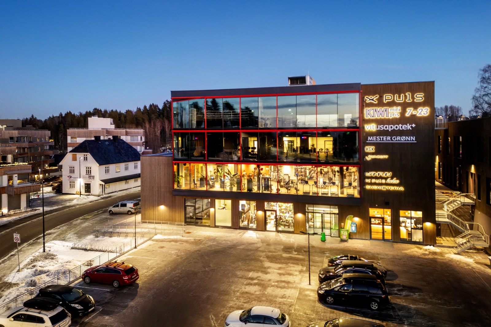 Det er også gangavstand til et nyere nærsenter med bl.a. apotek, moderne treningssenter, blomsterbutikk og sushirestaurant. Galleribilde