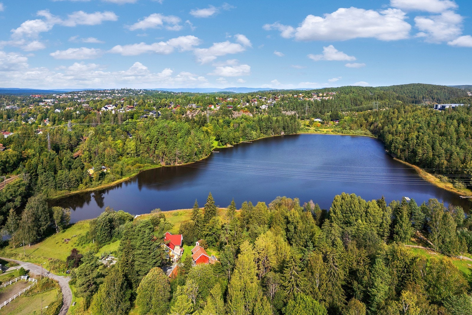 Tussetjern, med fine bademuligheter om sommeren. Galleribilde