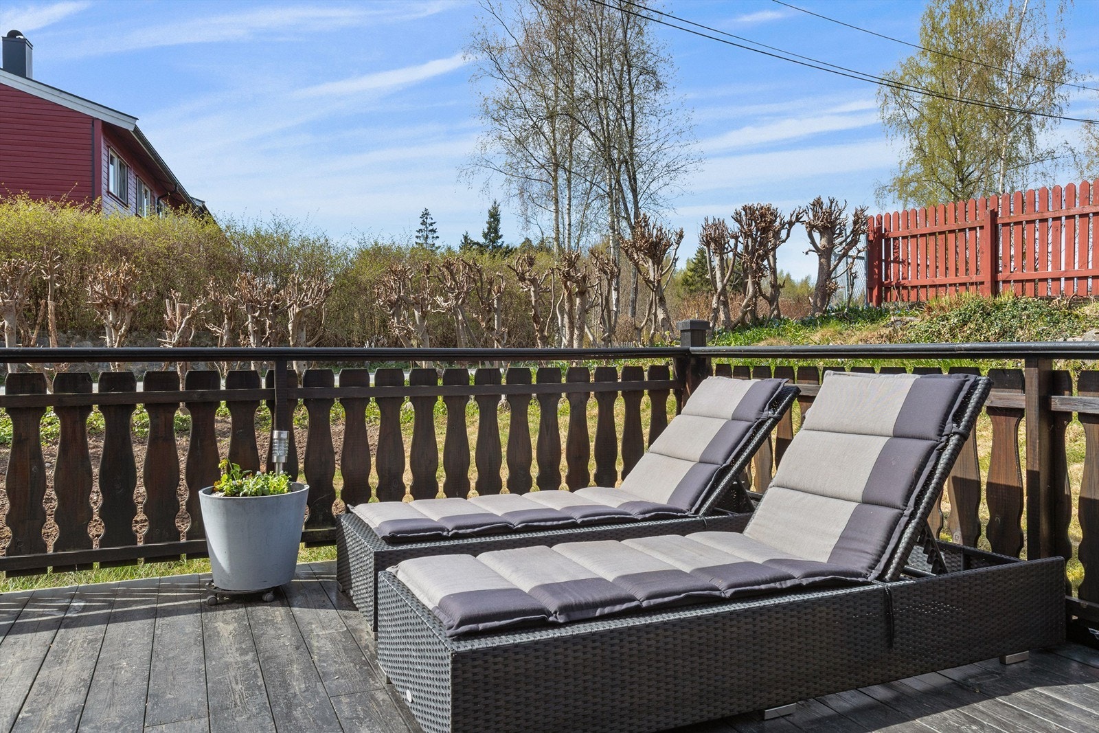 Terrassen utenfor stuen har rekkverk i tre og god plass for solsenger. Galleribilde