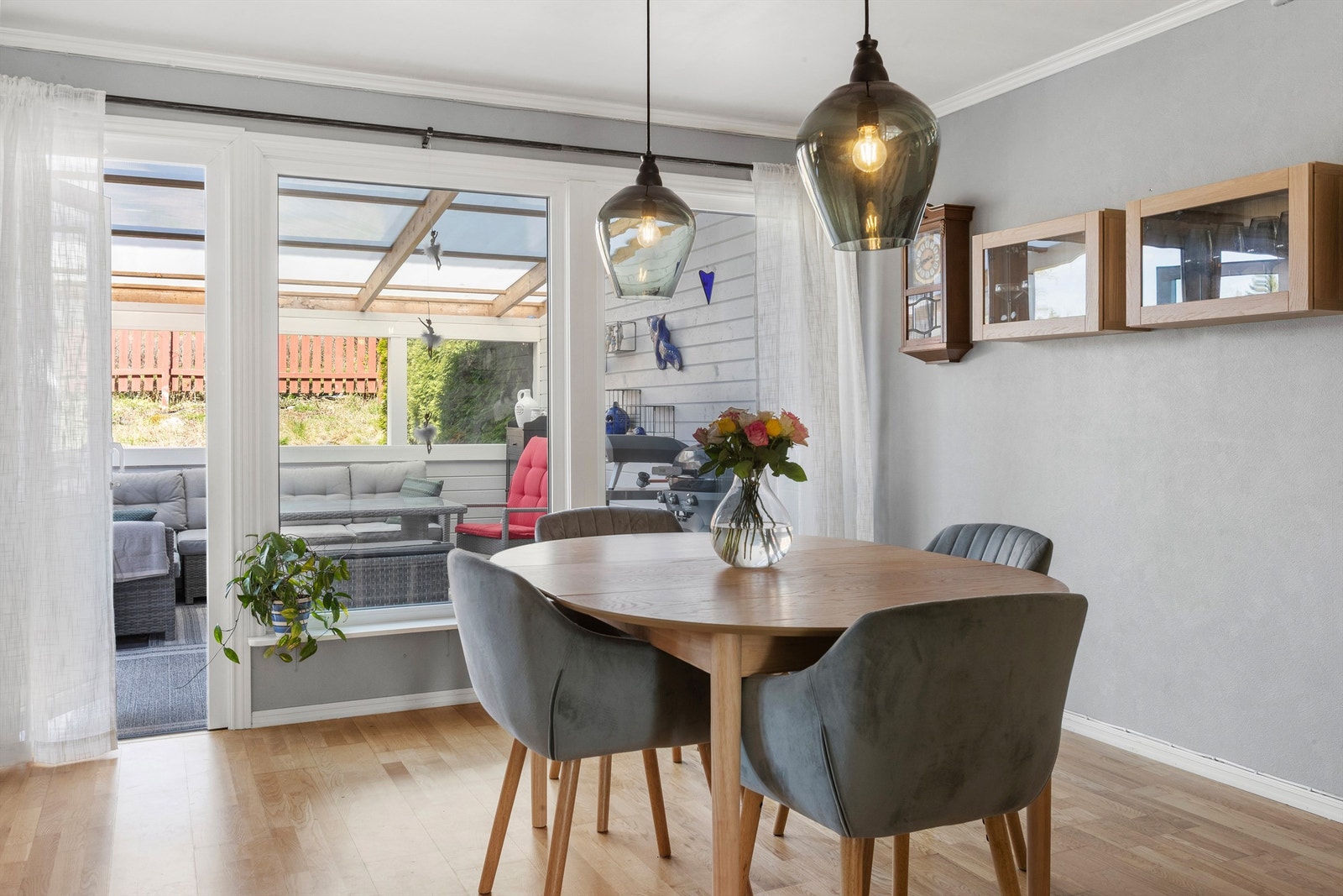 Fra spisestuen er det direkte utgang til delvis overbygd terrasse. Galleribilde