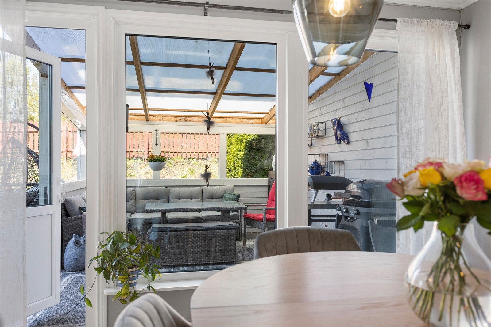 Den overbygde terrassen fungerer som en forlengelse av stuen gjennom sommerhalvåret. Galleribilde