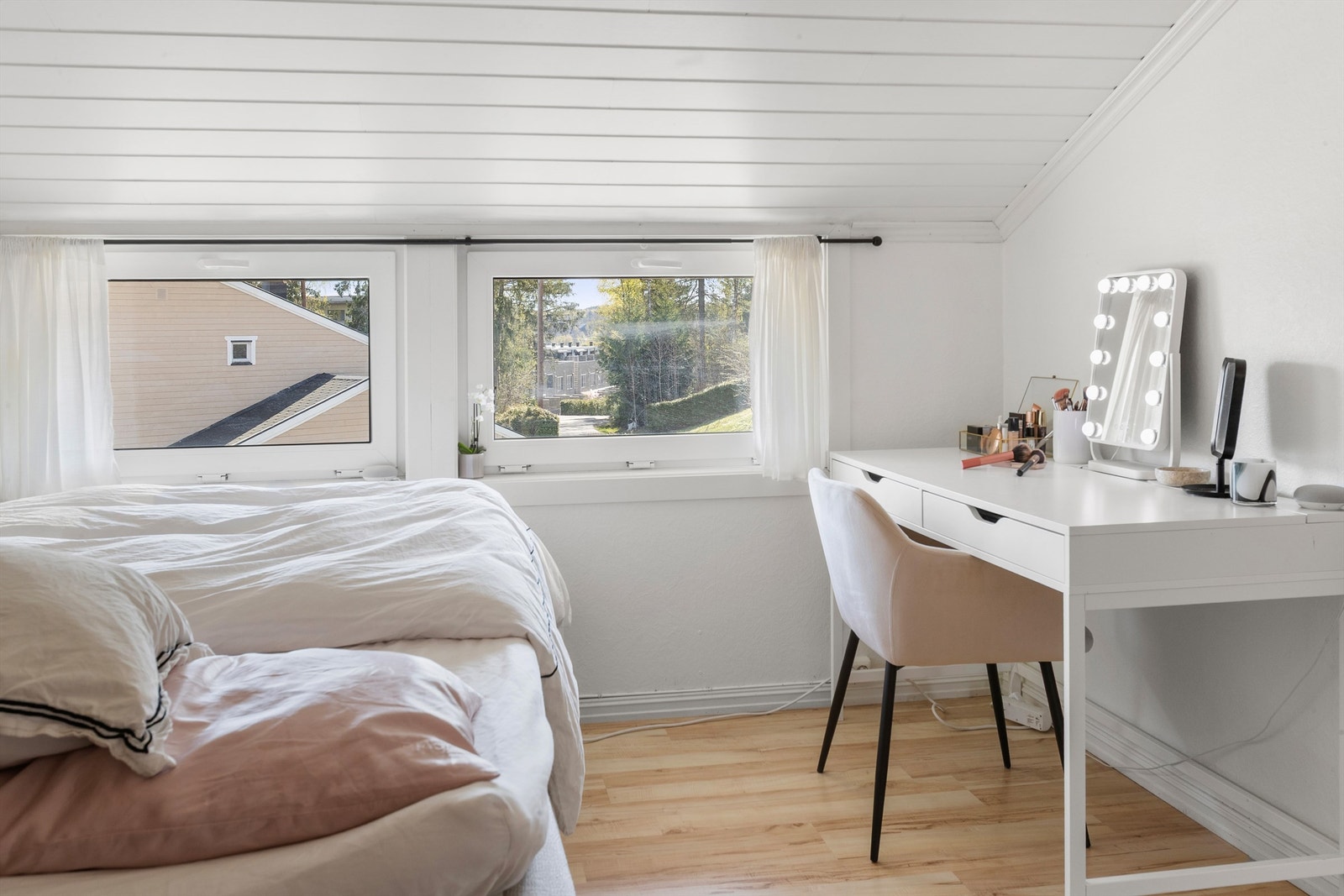 Panel i taket og laminat på gulvet. Galleribilde