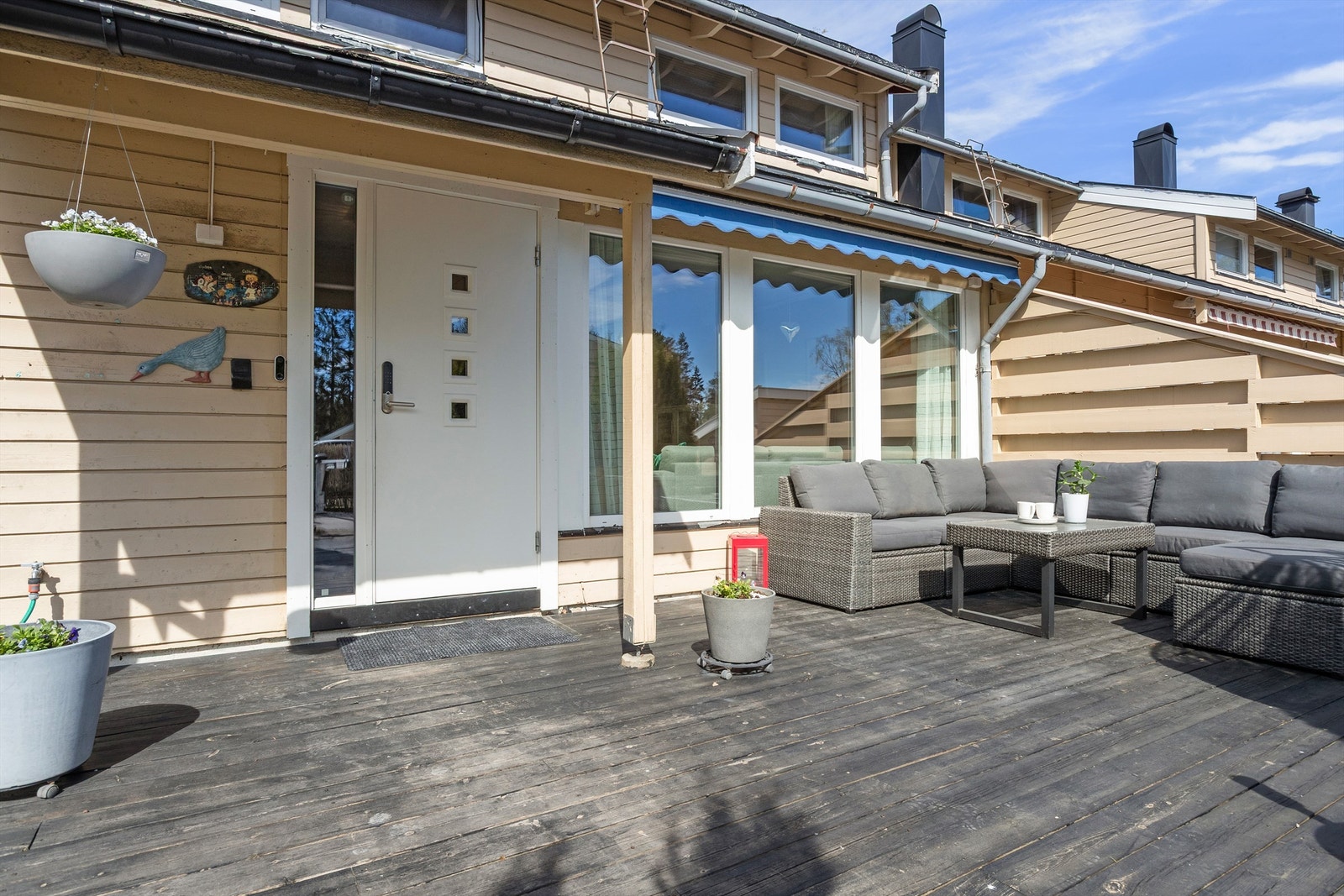Ved inngangspartiet er det en stor terrasse på 31 m². Galleribilde