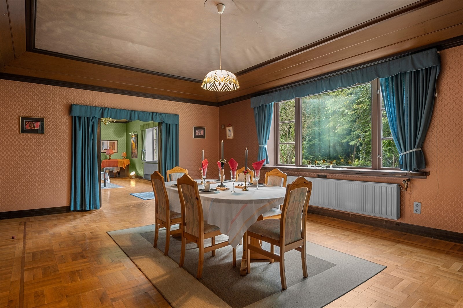 Spisestuen er på 33 kvm, med elegante trekk som parkettgulv og stukkatur i taket. Galleribilde