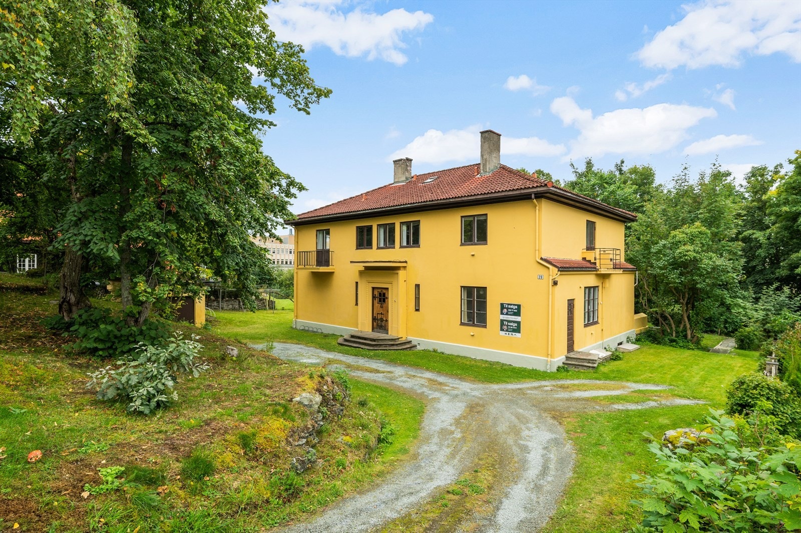 Her får du solrikt og opparbeidet uteareal på alle sider av huset med flere uteplasser. Det er totalt 2.260 kvm med tomt. Galleribilde