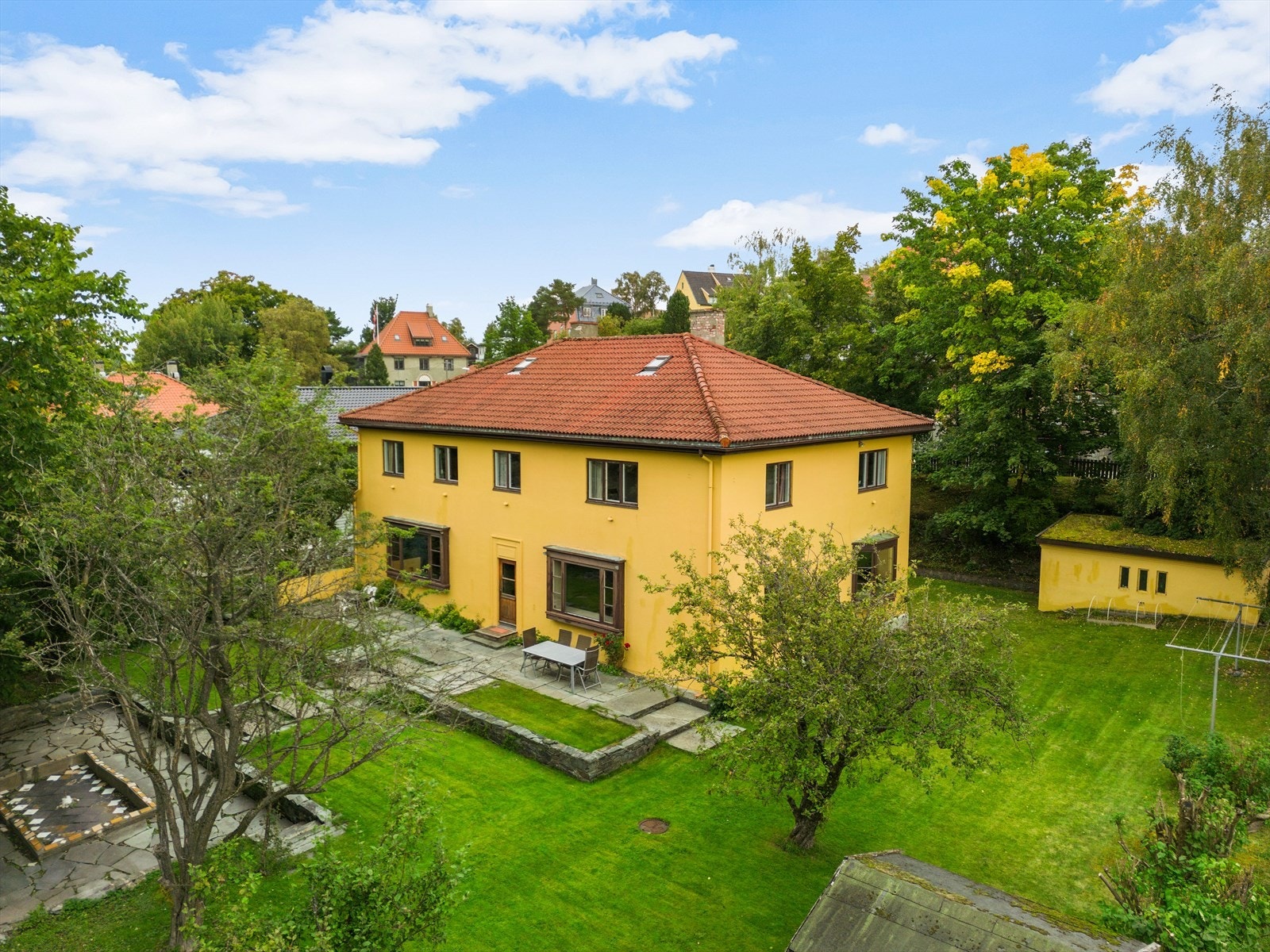 Nabolaget oppleves som idyllisk og rolig, og det er sjeldent det kommer boliger for salg. Galleribilde