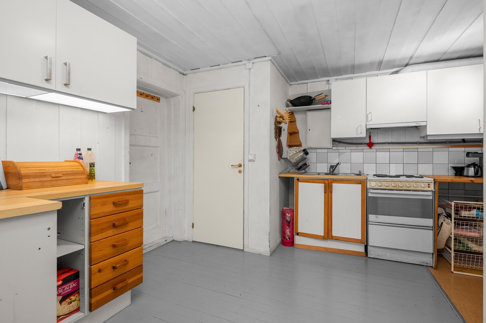 Boligens kjeller er i dag bestående av bodareal, kjøkken, bad, stue og ett soverom. Kjøkkenet i kjelleren er på 10 kvm. Galleribilde
