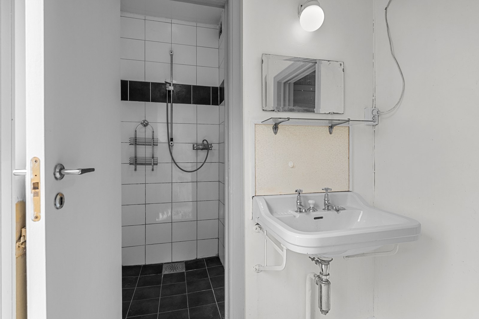 Boligen har enda et flott bad som er innredet med servant, dusj og wc. Noe som er praktisk for større familier. Galleribilde
