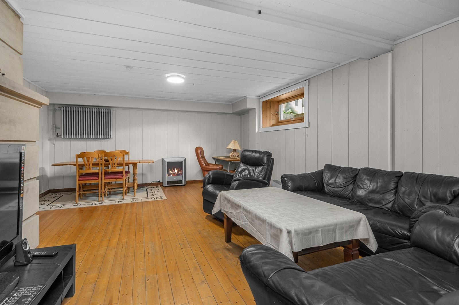 Stor og flott kjellerstue med god plass til sofa og spisebord og tilhørende møblement. Galleribilde
