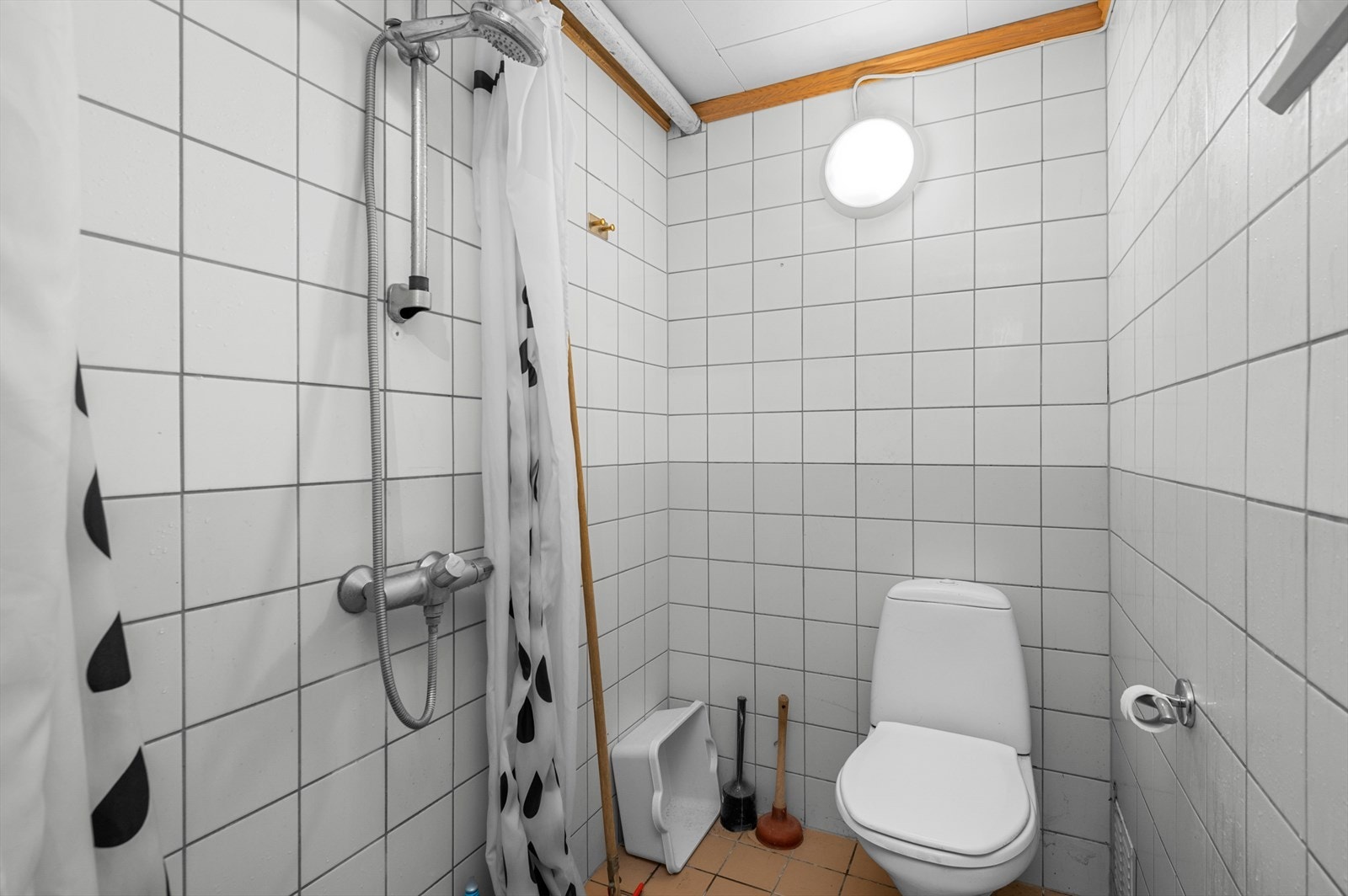 Badet i kjelleren er innredet med wc, servant og dusj. Badet er på 2kvm. Galleribilde