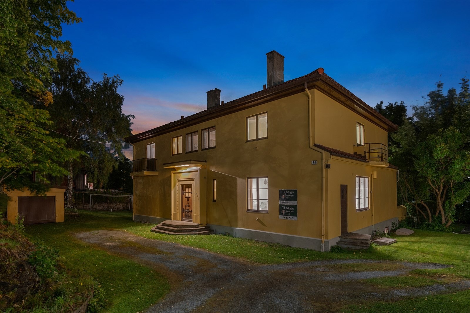 Gårdsplassen er svært romslig og har plass til flere biler. Det er også en egen garasje på tomten på 17 kvm. Galleribilde