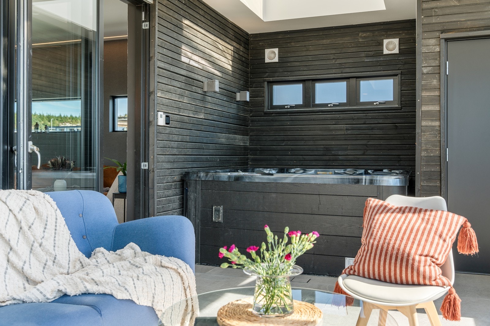 Hagestuen har Sunrise aquerian Pearl shadow jacuzzi og eget helfliset bad med dusj Galleribilde