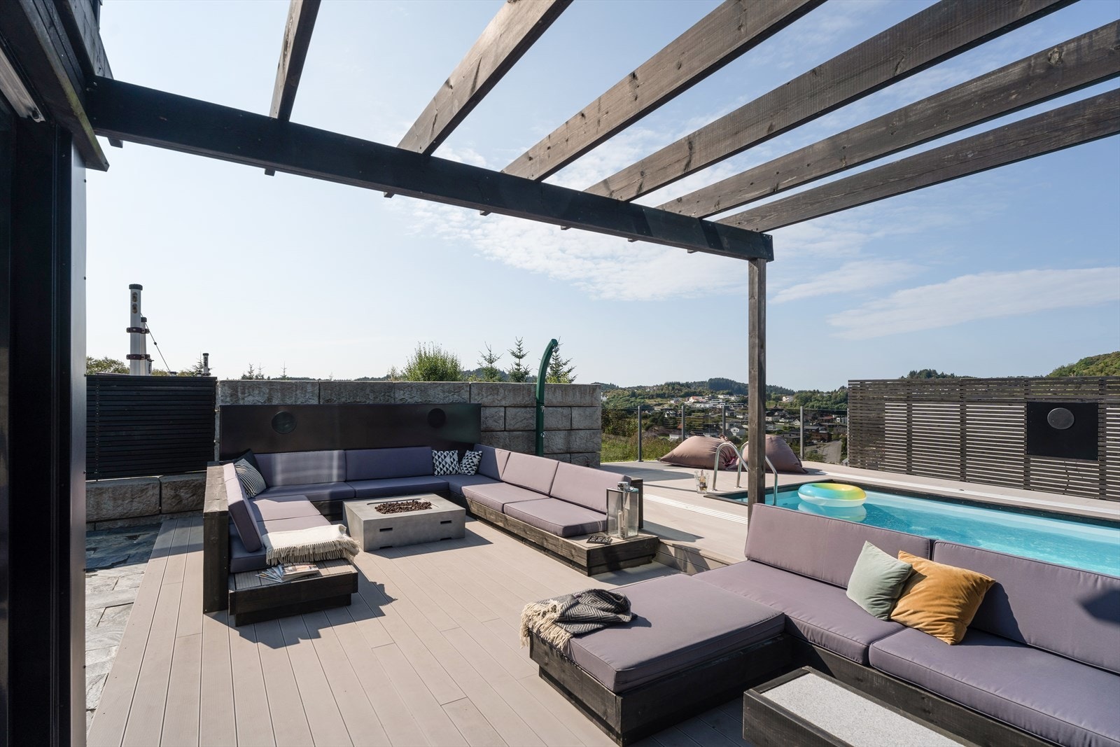 Herlig terrasse med terrassedekke i grå, massiv kompositt og skifergulv Galleribilde