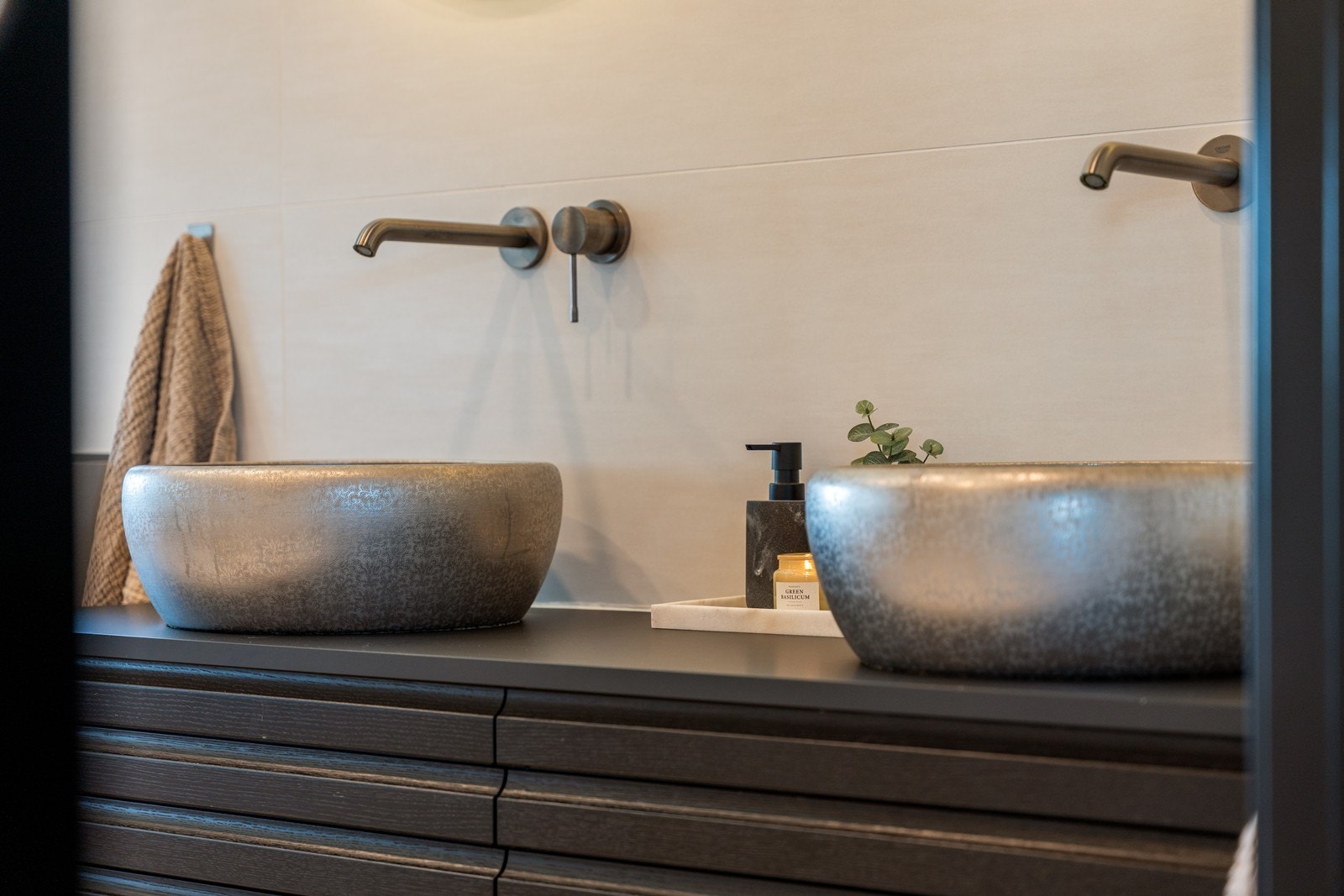 Grohe Essence servantbatterier innbygd i vegg Galleribilde