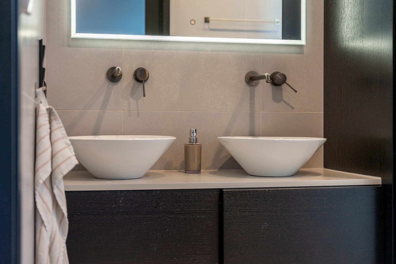 Pen innredning med god skapplass. Grohe Essence servantbatterier innbygd i vegg Galleribilde