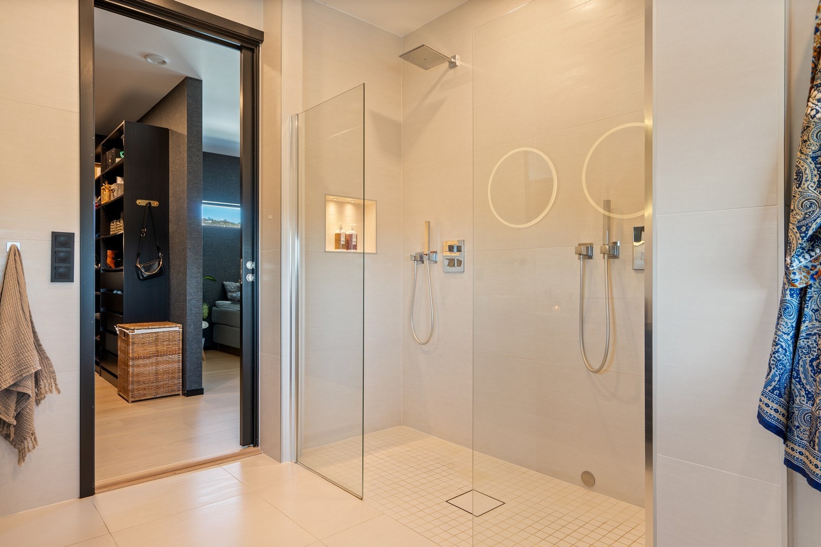 Dobbel dusj med Grohe Cube Perfect dusjpakker innebygd i vegg Galleribilde