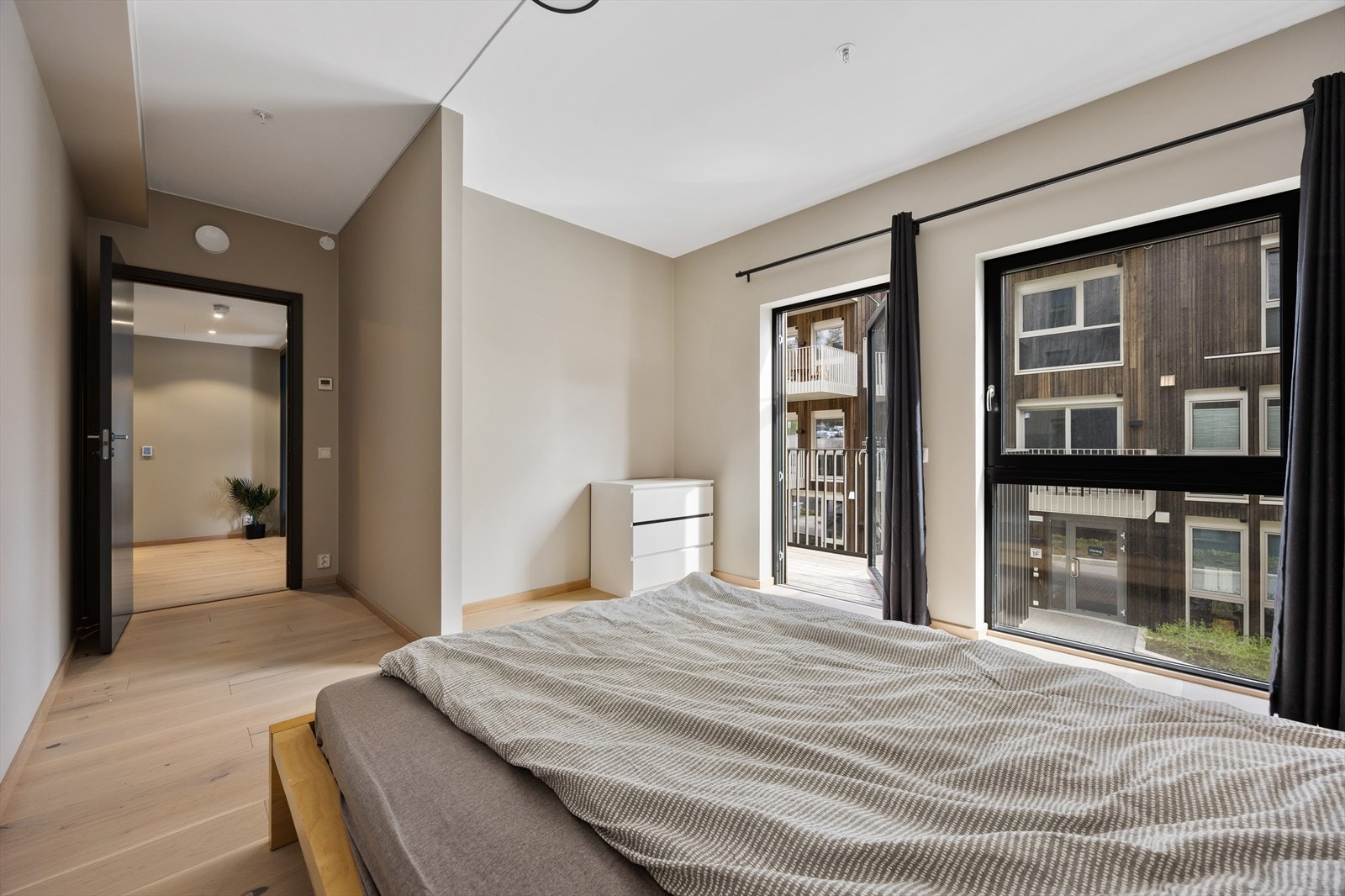 Fra hovedsoverommet er det utgang til en privat balkong. Galleribilde