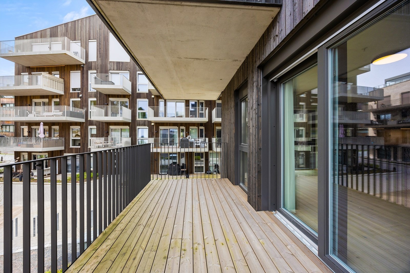 Bygget har en moderne arkitektur med fasader i teglstein og tre. Galleribilde
