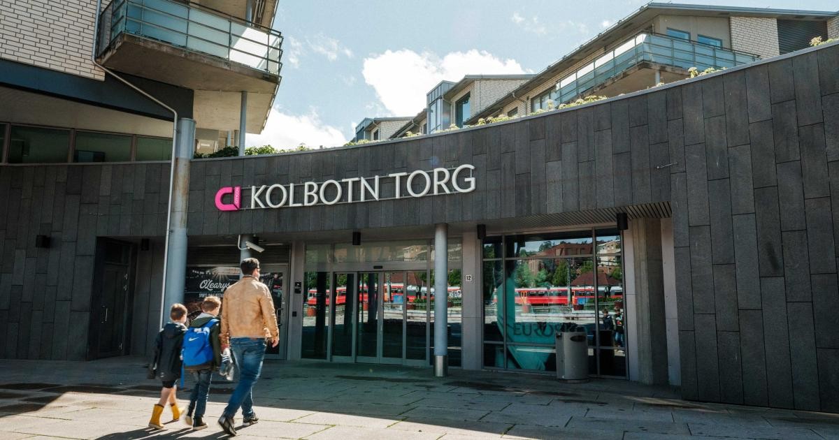 Kolbotn Torg er et naturlig samlingspunkt for alle som bor i nærmiljøet, med mange aktiviteter for store og små. Senteret har et butikkareal på hele 16 700 kvm og 51 butikker. Galleribilde
