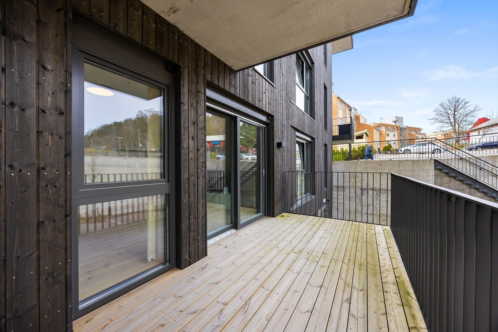 Balkongen utenfor stuen har god plass til en sittegruppe. Galleribilde