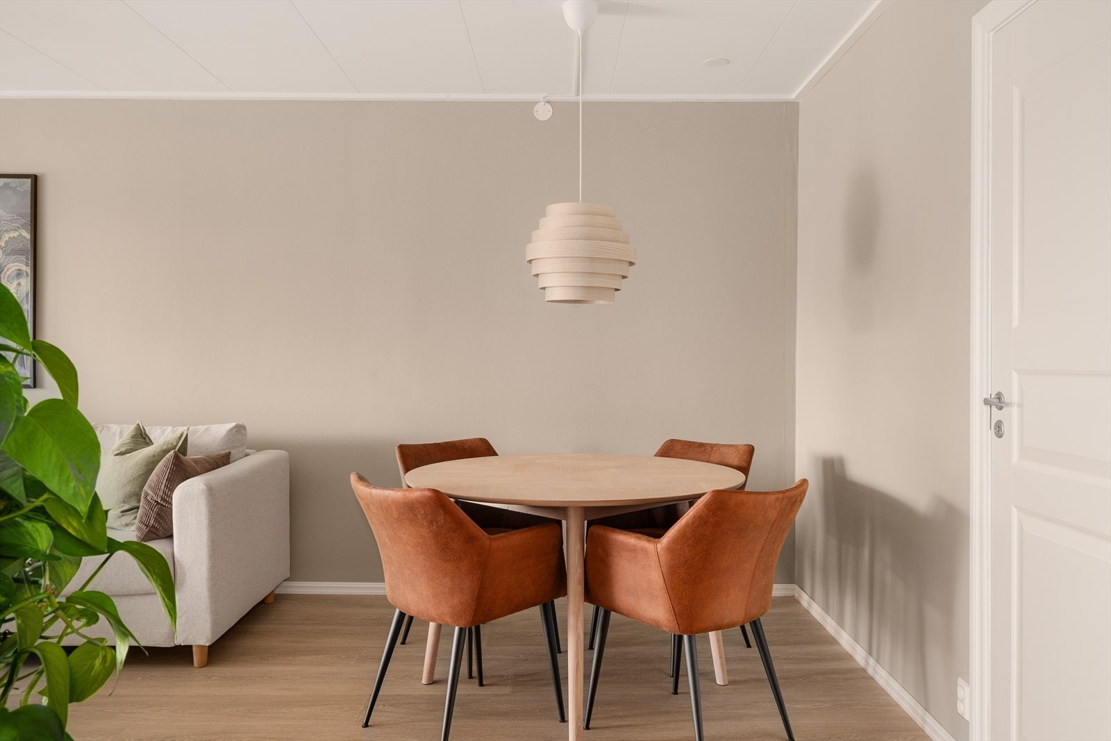 Stor stue med god plass til egen sone for spisebord. Galleribilde