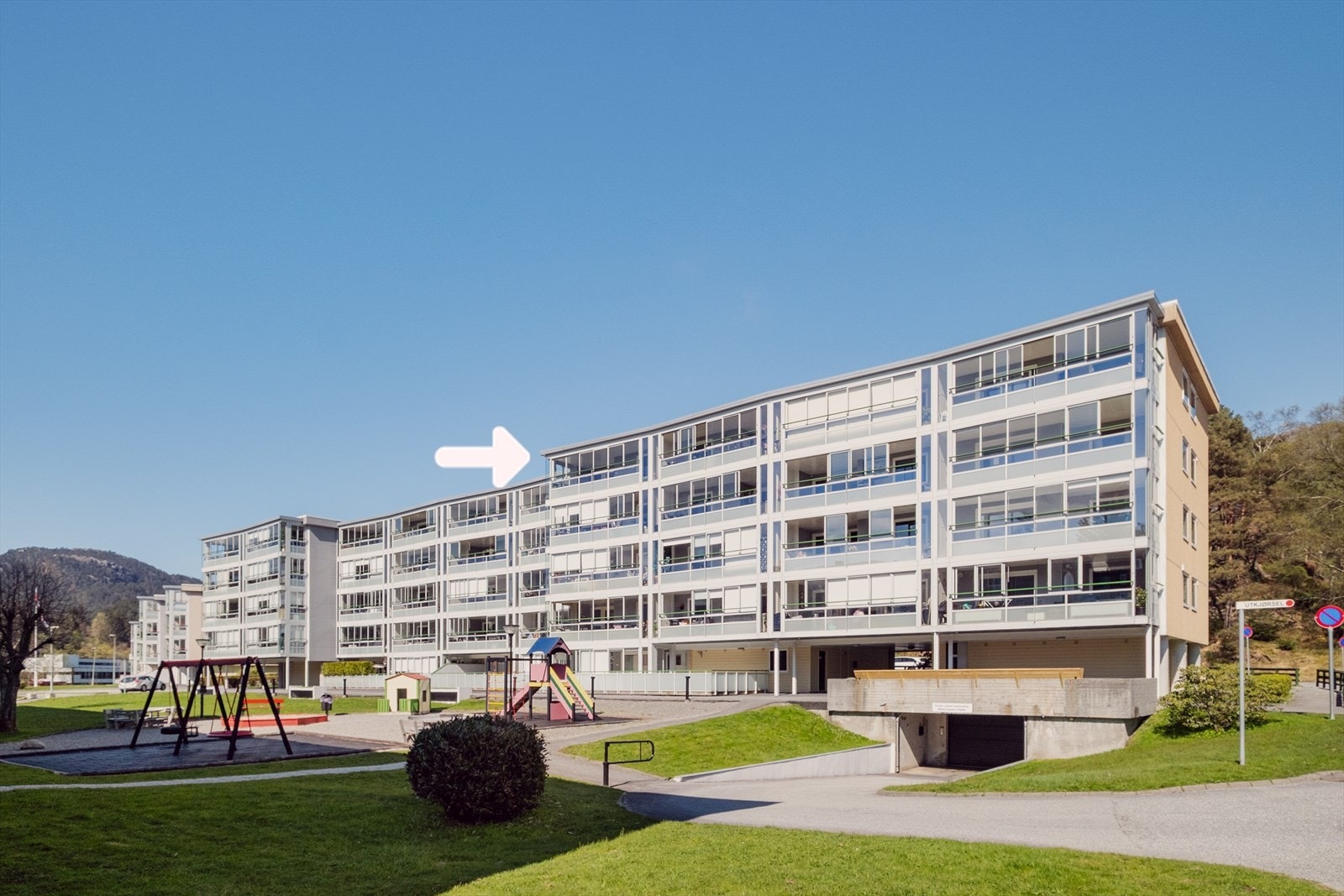 Veldrevet borettslag med flotte fellesarealer opparbeidet med bl.a. lekeplasser og grøntarealer. Galleribilde