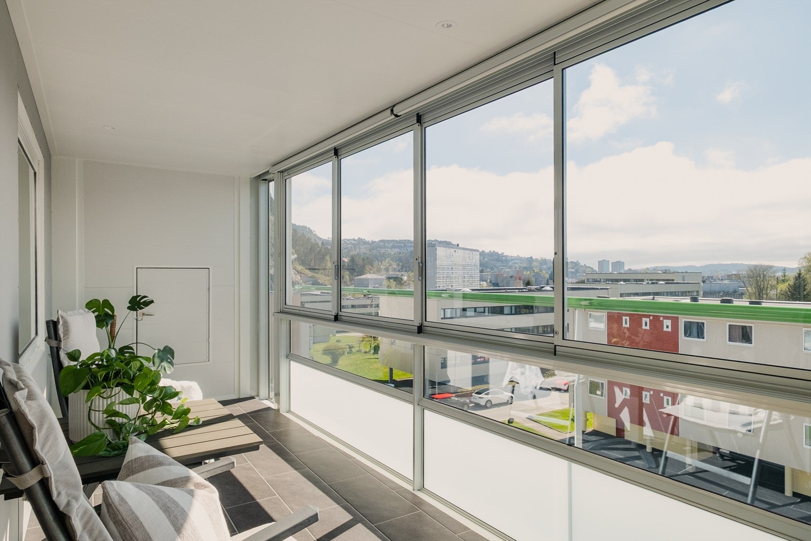 Fra stuen er det utgang til stor innglasset balkong- ideelt til helårsbruk. Balkongene ble rehabilitert i 2019 i regi av borettslaget. Galleribilde